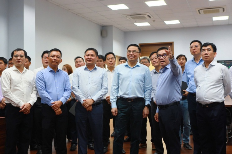 Quyền Bộ trưởng Lê Mạnh Hùng nghe báo cáo về tình hình triển khai sản xuất của BSR trong thời gian qua và kế hoạch vận hành trong giai đoạn sắp tới.