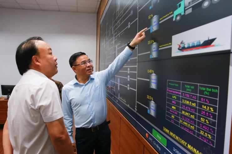 Quyền Bộ trưởng Lê Mạnh Hùng lưu ý, công tác vận hành nhà máy cần bảo đảm an toàn, ổn định, qua đó góp phần giữ vững nguồn cung xăng dầu cho thị trường trong thời gian tới.