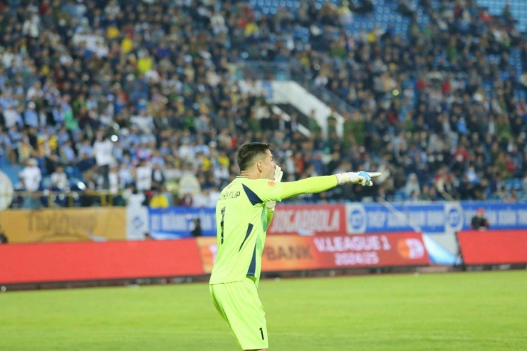 Sau nhiều năm chơi bóng tại châu Âu, Nguyễn Filip về Việt Nam và khoác áo CLB CAHN vào ngày 26/6/2023. Ảnh: FBNV