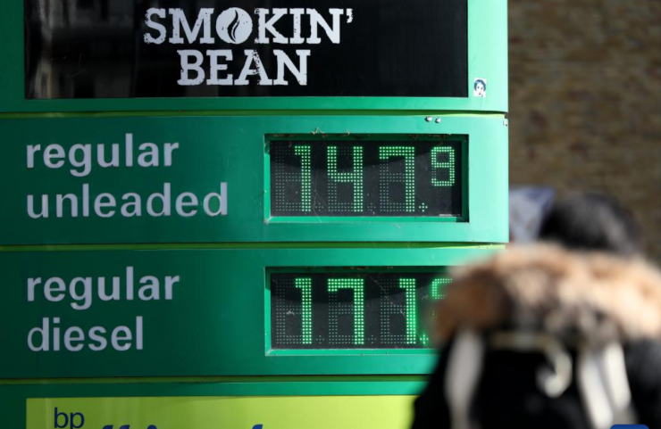 Một người phụ nữ đi qua trạm xăng ở London (Anh) ngày 18/3/2026 trong bối cảnh giá dầu thế giới tăng vọt sau xung đột Trung Đông nổ ra, làm dấy lên lo ngại gián đoạn nguồn cung toàn cầu. Ảnh: Xinhua