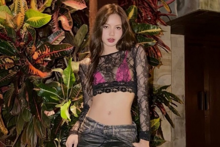 Lisa nghiện mốt xuyên thấu khoe nội y