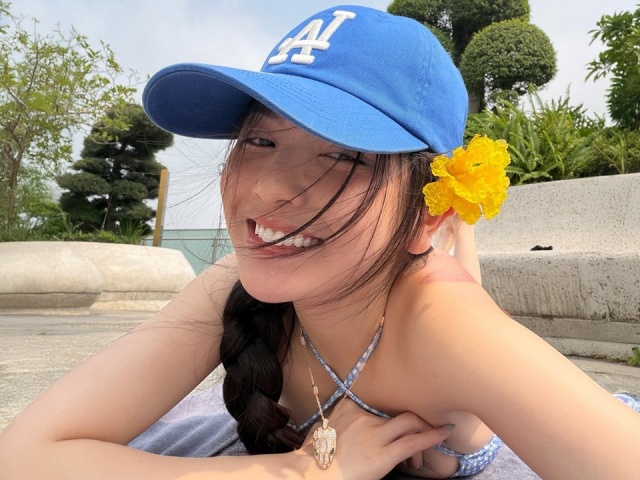 Chu Thanh Huyền khoe vòng cổ hơn một tỷ đồng khi đi tắm nắng