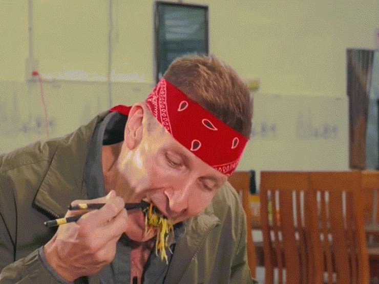 Khách Tây thử món 'kén' người ăn ở Lâm Đồng, khen vị béo ngậy như kem