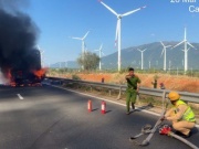 Xe tải cháy dữ dội trên cao tốc Cam Lâm – Vĩnh Hảo, kẹt xe hơn 1 km