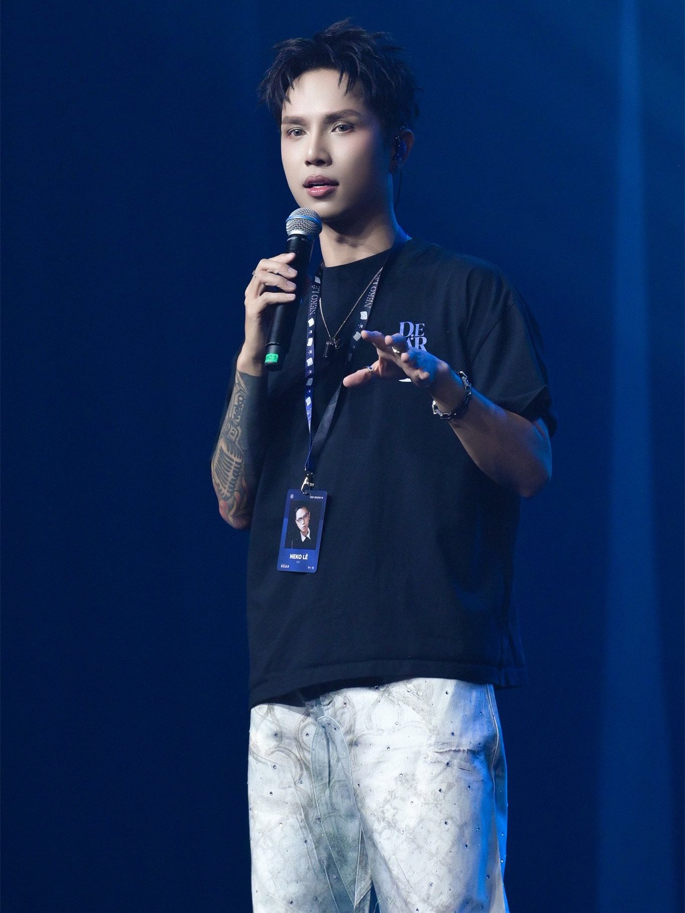 Vụ một người gửi hoa viếng đến công ty quản lý ca sĩ Neko Lê gây tranh cãi. Ảnh: Tư liệu