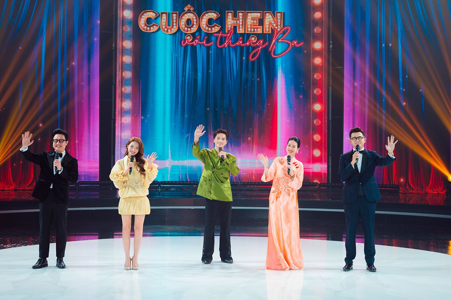 Điểm nhấn đặc biệt của chương trình là sự trở lại của dàn Táo quân.