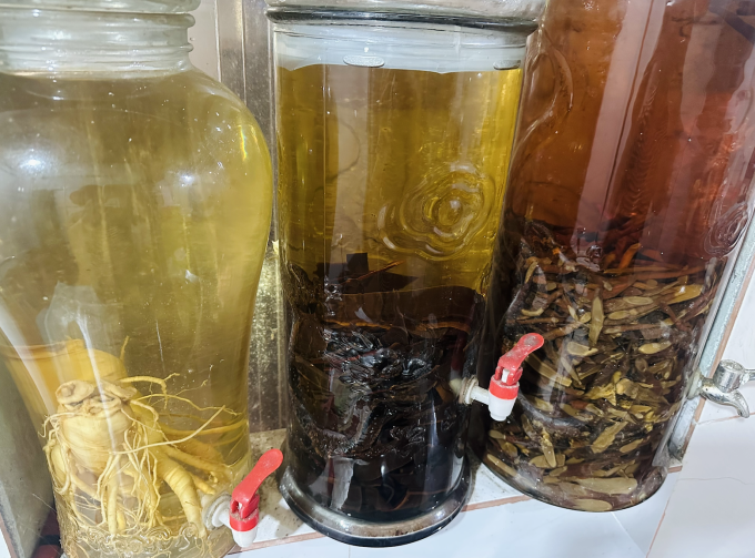 Người dân không nên tự ý ngâm rượu, tiềm ẩn nguy cơ gây hại sức khỏe. Ảnh: Mai Anh