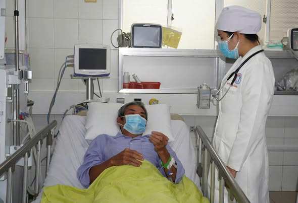 Bệnh nhân ngộ độc cá nóc được điều trị tại bệnh viện. Ảnh: BVCC