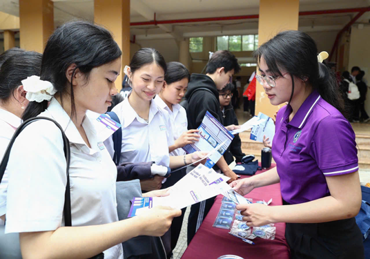 Thí sinh tham khảo chương trình đào tạo và học phí của các trường đại học tại TP HCM .Ảnh: HUẾ XUÂN