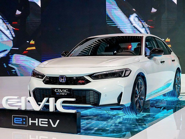 Honda Civic e:HEV RS cân bằng giữa cảm giác lái thể thao và tính kinh tế cao.