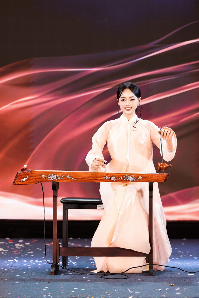 Phạm Thùy Dung ở phần thi tài năng