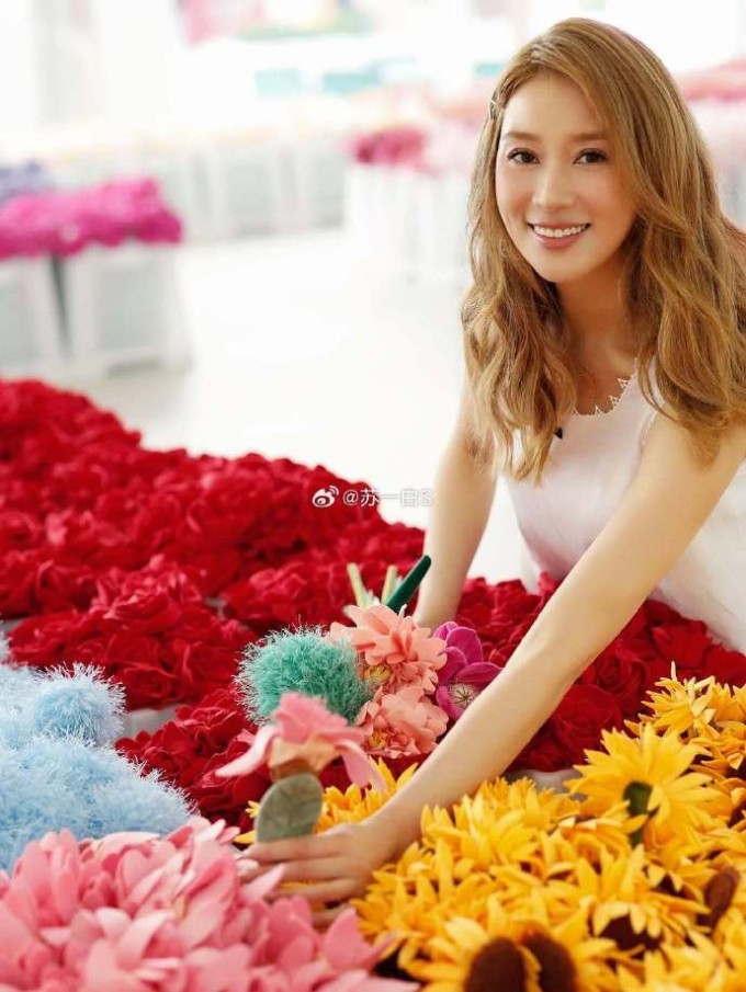 Ở tuổi 43, Từ Tử Kỳ diện áo croptop và chân váy dài, khoe vóc dáng săn chắc, nhan sắc trẻ trung và nổi bật. Trong bối cảnh chồng cô, Lý Gia Thành, đệ đơn kiện nữ diễn viên Châu Tú Na về tội phỉ báng và quấy rối, kèm theo tuyên bố hai bên 'hoàn toàn không có quan hệ gì, Từ Tử Kỳ vẫn chưa lên tiếng chia sẻ bất cứ điều gì.