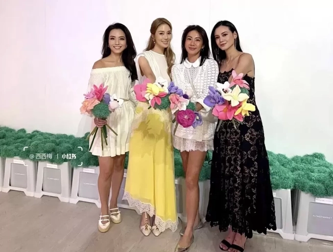 Từ Tử Kỳ chụp ảnh cùng hội bạn thân đại gia.