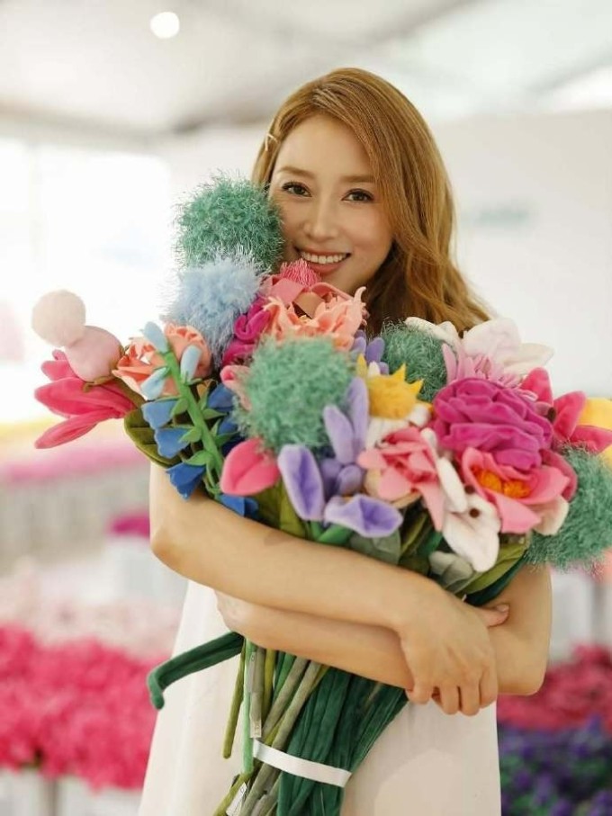 Cựu diễn viên Từ Tử Kỳ góp mặt trong dự án nghệ thuật 'Chợ hoa' hợp tác với nghệ sĩ nổi tiếng người Úc CJ Hendry. Hoạt động nằm trong chuỗi sự kiện kỷ niệm 50 năm thành lập Henderson Land Development. Nhiều nhân vật nổi tiếng trong giới giải trí góp mặt tại chương trình.