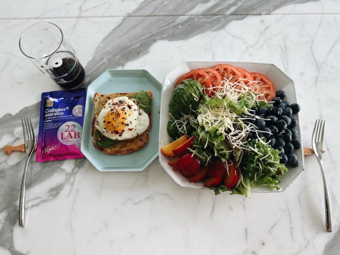 Chế độ ăn của Son Ye Jin tập trung vào các loại thực phẩm giàu chất chống oxy hóa, hỗ trợ tăng sinh collagen. Cô cũng chăm bổ sung thực phẩm chức năng chứa collagen để nuôi dưỡng làn da săn chắc, khỏe mạnh.