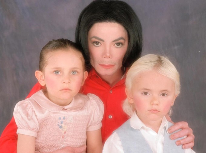 Prince bên em gái Paris và bố.