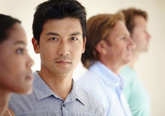 Ngôn ngữ cơ thể khép kín thường xuất hiện ở những người đề phòng, không muốn bộc lộ cảm xúc thật. Ảnh minh họa