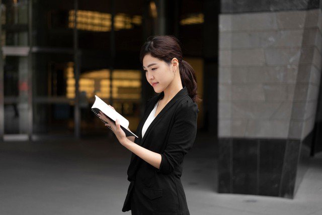 Không chỉ nụ cười, những biểu cảm như cau mày, nhíu trán hay nét mặt căng thẳng cũng tiết lộ trạng thái tâm lý. Ảnh minh họa