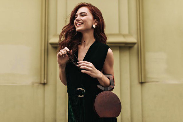 Người giả giàu thường cố gắng bắt chước các biểu hiện của sự giàu có như sống ở nơi đắt đỏ, dùng đồ sang hoặc trải nghiệm xa xỉ. Ảnh minh họa