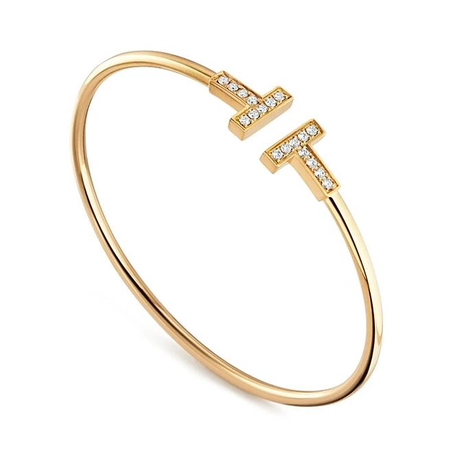 Thiết kế đầu tiên của Tiffany &amp; Co. chất liệu vàng 18K đính kim cương, giá khoảng 4.900 USD (hơn 120 triệu đồng).