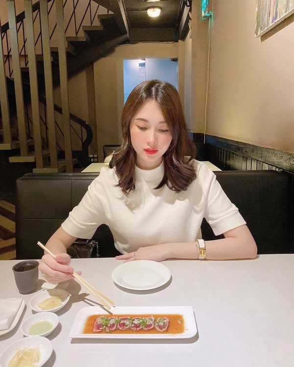 Đặng Thu Thảo còn sử dụng mẫu vòng Clic H của Hermès với thiết kế dạng kiềng cứng, điểm nhấn là biểu tượng chữ H đặc trưng ở trung tâm.