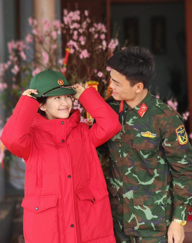 Hòa Minzy mới đây công khai chuyện đã có chồng quân nhân với hình ảnh đời thường giản dị. Dù để mặt mộc ở tuổi ngoài 30 nhưng nữ ca sĩ vẫn được khán giả quan tâm và yêu thích.