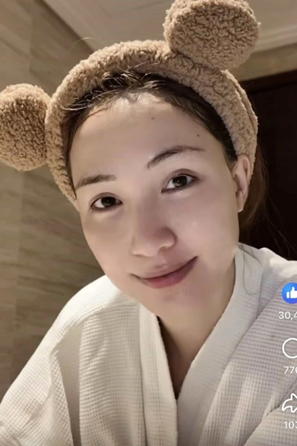 Khi không trang điểm, Hòa Minzy tự tin chia sẻ gương mặt mộc 100% với khán giả. Ai cũng khen làn da khỏe, bóng, đều màu của cô.