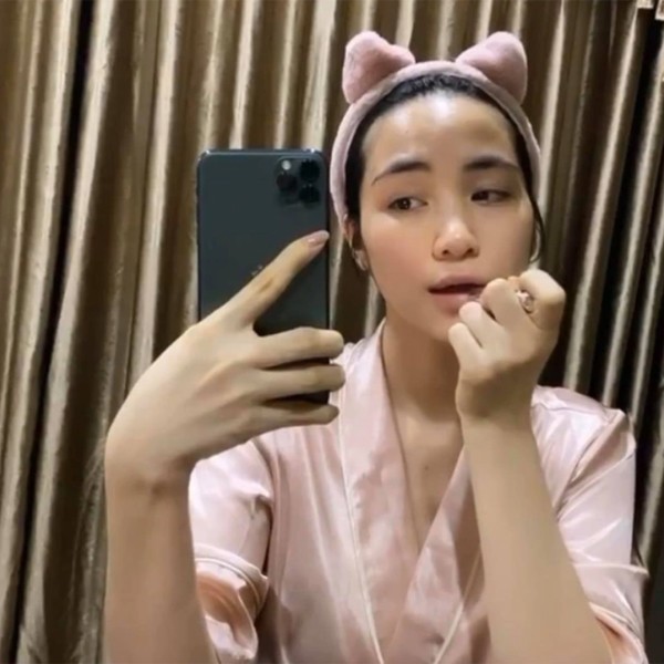 Để có được làn da như vậy, Hòa Minzy phải chăm sóc da đúng quy trình. Có thời gian, trên trang cá nhân, Hòa Minzy còn quay video chia sẻ các bước chăm sóc da cuối ngày, theo đó các bước skincare của cô bao gồm: tẩy trang - rửa mặt - toner - serum - dưỡng ẩm.