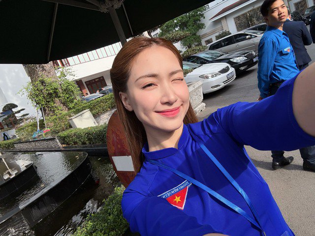 Ngoài ra, cô còn thêm BHA và retinol vào chu trình chăm da cuối ngày. Có làn da nhạy cảm nên Hòa Minzy sử dụng 2 hoạt chất này cách ngày, không dùng chung cùng lúc. Retinol có khả năng thúc đẩy sản sinh collagen, nhờ đó cải thiện độ đàn hồi cho da, ngăn ngừa nếp nhăn, chảy xệ.