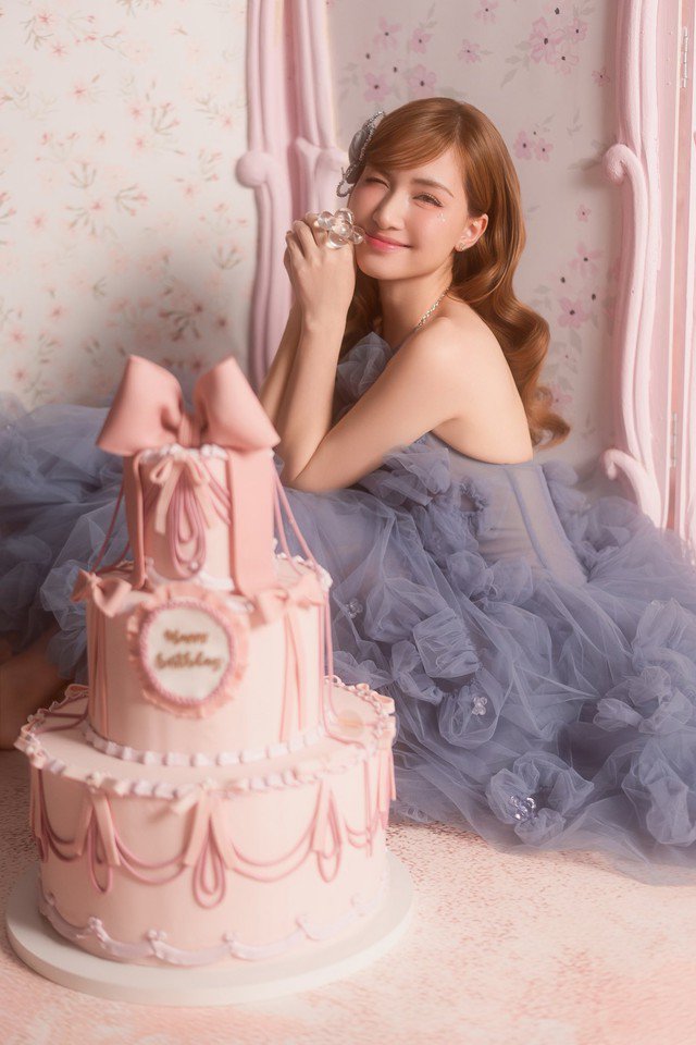 Bên cạnh chăm sóc da từ bên ngoài, Hòa Minzy còn bổ sung viên uống vitamin tổng hợp vào mỗi sáng và uống collagen trước khi ngủ để hỗ trợ da tái tạo, khỏe đẹp từ trong ra ngoài.