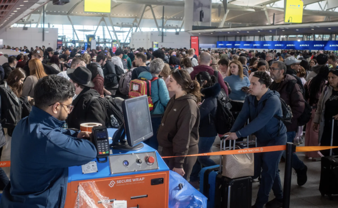 Hàng dài người xếp hàng ở sân bay New York, Mỹ. Ảnh: New York Post