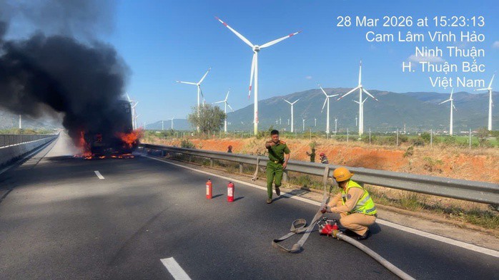 Hiện trường vụ xe tải chở máy móc nông nghiệp bốc cháy trên cao tốc Cam Lâm - Vĩnh Hảo