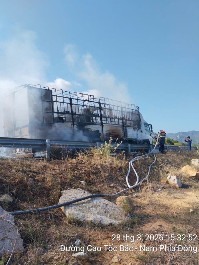 Xe tải cháy dữ dội trên cao tốc Cam Lâm – Vĩnh Hảo, kẹt xe hơn 1 km - 2