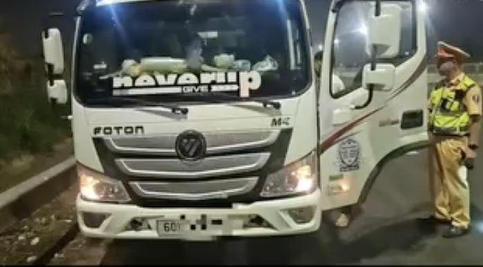 Lực lượng CSGT xử phạt xe tải dừng đỗ sai quy định trên cao tốc TPHCM - Vân Phong.