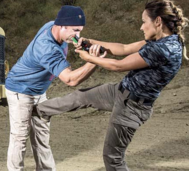 Một trong những kỹ thuật đầu tiên mà người học Krav Maga được dạy là cú đá thẳng vào hạ bộ. (Nguồn: Krav Maga Mindset)