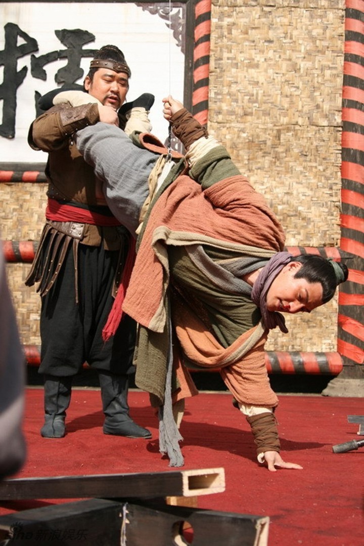 Cảnh giao đấu giữa Yến Thanh và Nhậm Nguyên trên phim Tân Thủy Hử