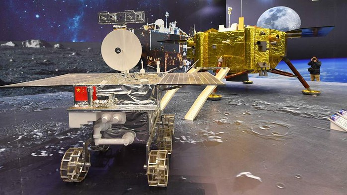Tàu vũ trụ Hằng Nga 4 của Trung Quốc và chiếc rover Thỏ Ngọc 2 mà nó giải phóng trên Mặt Trăng sau khi đổ bộ - Ảnh: VCG