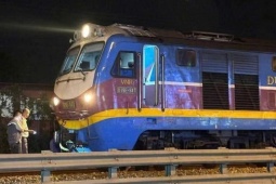 Hà Nội: Tàu hỏa va chạm xe máy, 2 người tử vong