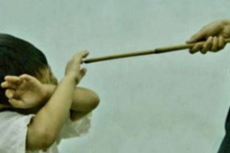 Học sinh lớp 3 ở Cà Mau bị phụ huynh đánh 10 roi ngay tại trường học để “giáo dục”