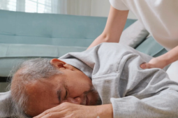 Cách sơ cứu người bị đột quỵ đúng chuẩn giúp giành giật sự sống