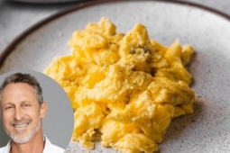 Bác sĩ tiết lộ thực đơn một ngày để 'thấy trẻ hơn 40 tuổi và ngừng lão hóa'