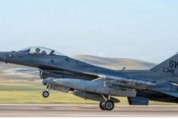 Tiêm kích F-16 Mỹ hạ cánh khẩn cấp tại Saudi Arabia