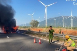 Xe tải cháy dữ dội trên cao tốc Cam Lâm – Vĩnh Hảo, kẹt xe hơn 1 km