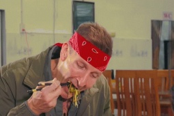 Khách Tây thử món 'kén' người ăn ở Lâm Đồng, khen vị béo ngậy như kem