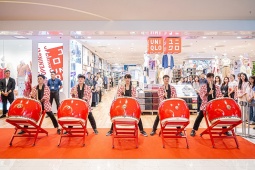UNIQLO Hanoi Centre chính thức khai trương sáng ngày 27.03, chào đón hàng trăm khách hàng đến tham quan, mua sắm