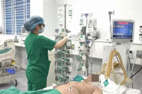 Nhiều người lớn nguy kịch vì mắc bệnh thường gặp ở trẻ nhỏ