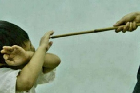 Vụ học sinh lớp 3 ở Cà Mau bị phụ huynh đánh 10 roi ngay tại trường: Dừng đứng lớp với 2 giáo viên