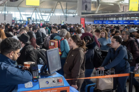 Kiếm tiền bằng nghề đứng xếp hàng thuê