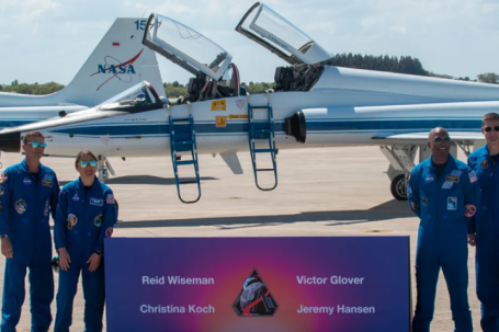 Phi hành đoàn Artemis 2 đến bãi phóng, sẵn sàng tới Mặt Trăng