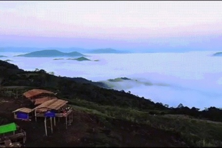 Điểm săn mây hoang sơ gây sốt ở ‘đỉnh trời’ Pha Đén xứ Thanh